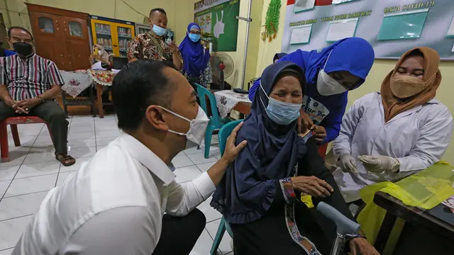 Eri Cahyadi meninjau vaksinasi booster lansia di Surabaya. (Dian Kurniawan/Liputan6.com)