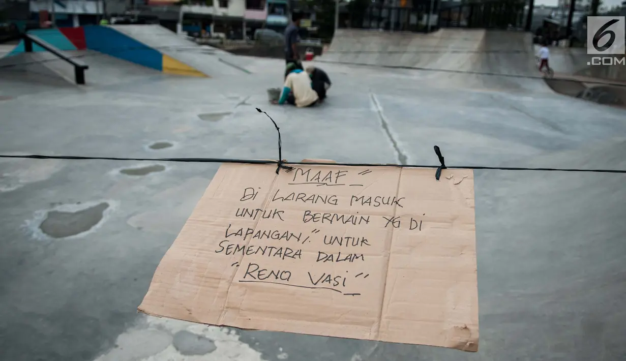 Tanda larangan untuk bermain skateboard di arena skateboard di Kalijodo, Jakarta, Jumat (2/6). (Liputan6.com/Gempur M Surya)