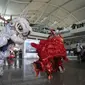 Penari Liong menyambut wisatawan mancanegara (wisman) asal China yang tiba di bandara internasional Ngurah Rai di Bali, Minggu (22/1/2023). China sendiri merupakan salah satu negara pasar terbesar untuk pariwisata di Indonesia.(AP Photo/Firdia Lisnawati)