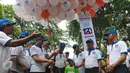 Direktur Utama BRI Asmawi Syam bersama jajaran Direksi melepas balon saat Charity Fun Walk HUT BRI ke 120 di Senayan, Jakarta (27/12/2015). Kegiatan menjadi ajang silaturahmi diantara para karyawan. (Liputan6.com/Fery Pradolo)