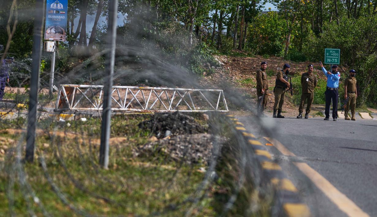 Peningkatan pengamanan terkait rencana perundingan putaran kedua antara Amerika Serikat dan Iran yang dijadwalkan di kota tersebut. Tampak dalam foto, para petugas polisi berjaga di pos pemeriksaan menjelang putaran kedua negosiasi antara Amerika Serikat dan Iran, di Islamabad, Pakistan, Selasa 21 April 2026. (AP Photo/Anjum Naveed)