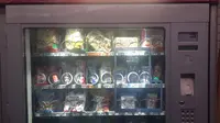 Souvenir-souvenir Piala Eropa dijual di vending machine minuman yang terletak di beberapa stasiun Metro Paris. (Bola.com/Ary Wibowo). 