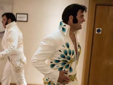 Kontestan bersiap mengikuti Kejuaraan Elvis Eropa di Hilton Metropole Hotel di Birmingham, Inggris (5/1). Kompetisi mirip penyanyi legendaris Elvis Presley ini digelar setiap tahunnya. (AFP Photo/Oli Scarff)