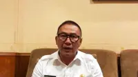 Wali Kota Bukittinggi, Ramlan Nurmatias saat melakukan wawancara online dengan jurnalis. (Liputan6.com/ Novia Harlina)