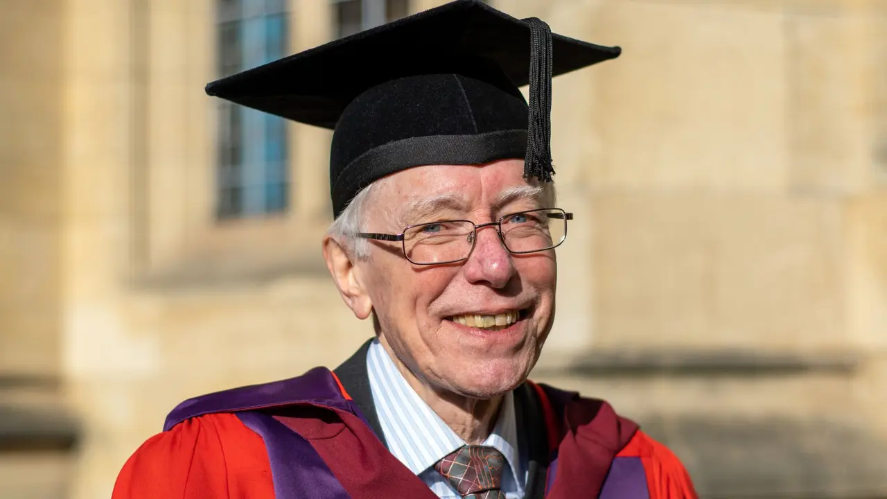Potret Nick Axten yang Kini Telah Resmi Lulus S3 dan Mendapatkan Gelar Doktor di University of Bristol.