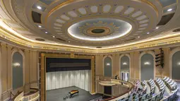 Lobi utama Gedung Konser Shanghai (Shanghai Concert Hall) di Shanghai, China timur (6/9/2020). Gedung konser tersebut dibuka kembali untuk umum pada Minggu (6/9) setelah dipugar selama satu setengah tahun. (Xinhua/Wang Xiang)