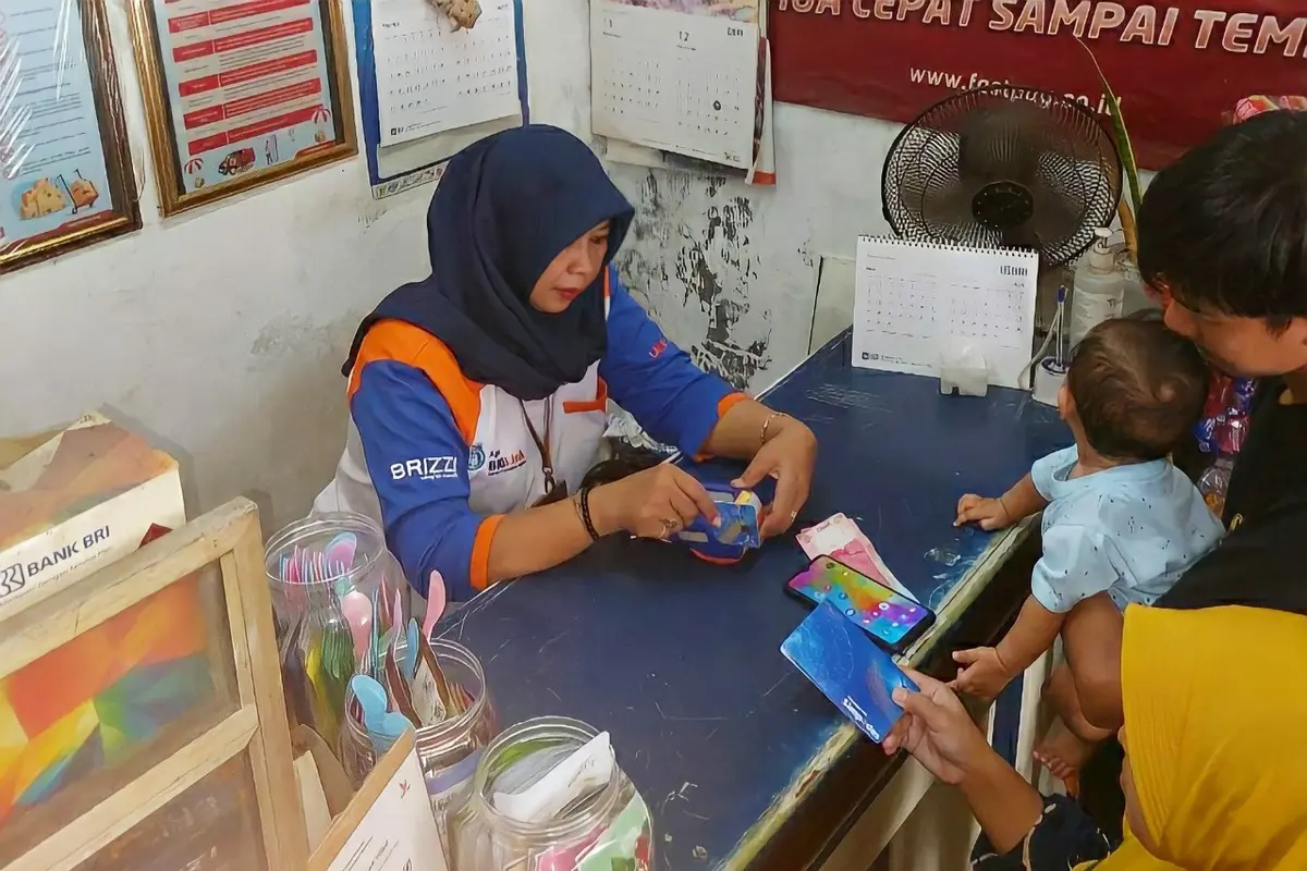 Sri Handayani (47 tahun), perempuan asal Surabaya yang memilih jalan suksesnya menjadi agen BRILink. Istimewa