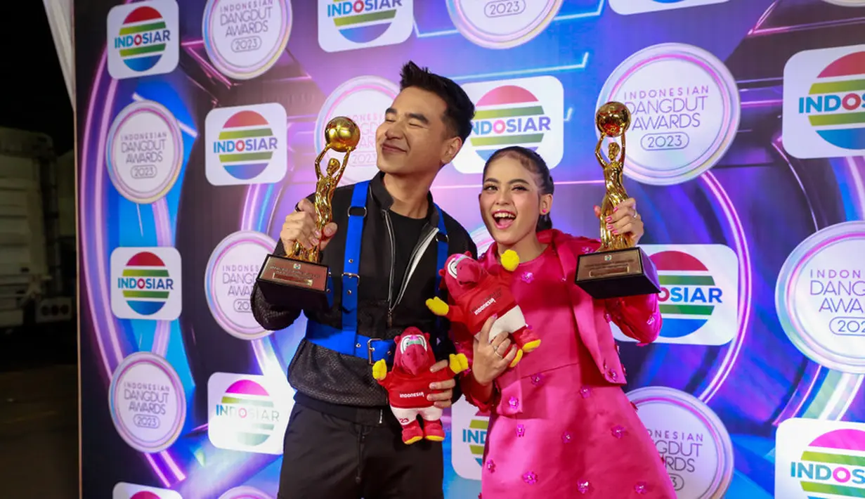 Ajang penghargaan bergengsi bagi para insan dangdut Tanah Air Indonesian Dangdut Awards (IDA) 2023 baru saja digelar secara meriah. Berikut beberapa potret peraih penghargaan ajang yang digelar sejak tahun 2014 ini. Potret Hari putra dan Putri Isnari berhasil menang dalam Kategori Duo/Duet Dangdut Terpopuler. [Foto: Muhammad Akrom Sukarya/KapanLagi.com]