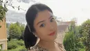 Valencia Tanoesoedibjo berfoto selfie mengenakan dress coeklat bermotif floral yang cantik. Rambutnya dikuncir kuda dengan riasan wajah minimalis namun memesona. [Foto: Instagram/valenciatanoe]