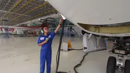 Teknisi melakukan perawatan pesawat di hanggar terbesar di dunia milik PT Garuda Maintenance Facility di area Bandara Soekarno-Hatta, Tangerang, Senin (28/9). Pembangunan hanggar ini menelan biaya puluhan juta dolar AS.(Liputan6.com/Angga Yuniar)
