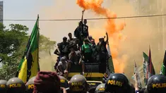 Ribuan supporter klub Persebaya 1927 (bonek) melakukan aksi di sekitar jalan Embong Malang, Surabaya, Jawa Timur, Sabtu (18/4/2015). Para bonek mendukung sikap tegas Menpora dan BOPI terhadap PSSI dan PT Liga Indonesia. (Liputan6.com/Helmi Fithriansyah)