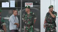 Sejumlah personel TNI berjaga di sekitar area PN Jakarta Selatan saat sidang pembacaan tuntutan terhadap terdakwa sejumlah kasus tindak pidana terorisme, Aman Abdurrahman, Jumat (18/5). (Liputan6.com/Helmi Fithriansyah)