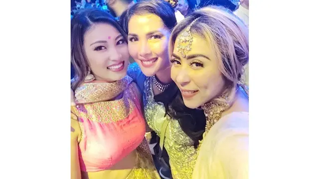 Gaya 10 Seleb Tanah Air Hadiri Royal Wedding Anak Raam Punjabi