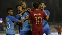 Gelandang Timnas Indonesia U-22, Egy Maulana, bersitegang dengan pemain Singapura U-22 pada laga SEA Games 2019 di Stadion Rizal Memorial, Manila, Kamis (28/11). Indonesia menang 2-0 atas Singapura. (Bola.com/M Iqbal Ichsan)