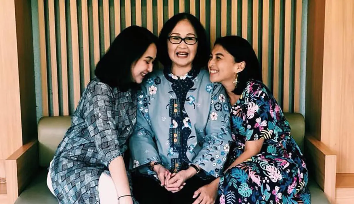 Merayakan natal bersama sang mama, ketiganya tampil cantic dengan baju bermotif yang senada. (Liputan6.com/IG/@alexandrancilla)