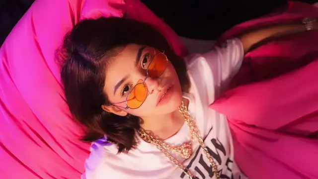 FOTO: Gaya Sara Fajira saat Pakai Kacamata, Tampil Keren