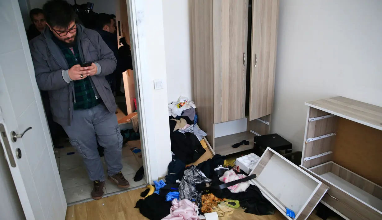 Petugas berpakaian preman berjalan di dalam apartemen di mana tersangka serangan klub malam Tahun Baru ditangkap di Istanbul, Turki, 17 Januari 2017. Pria bersenjata bernama Abdulkadir Masharipov membunuh 39 orang dalam serangan. (AP/Lefteris Pitarakis)