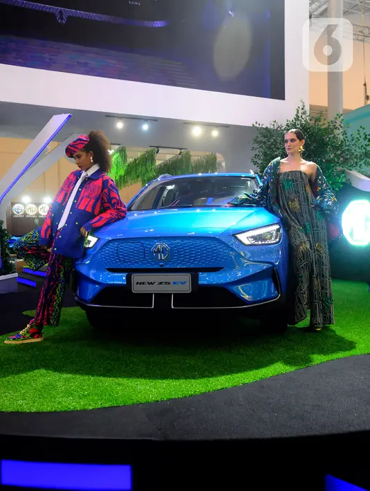 SPG berdiri di depan mobil listrik New MG ZS EV yang dipamerkan pada pameran otomotif Gaikindo Indonesia International Auto Show (GIIAS) 2023 di ICE BSD, Tangerang, Banten, Kamis (10/8/2023). (merdeka.com/Arie Basuki)