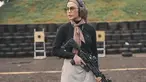 Dara Arafah, selebgram hits berusia 22 tahun yang memiliki hobi latihan menembak. Hobi yang dimiliki Dara kian menegaskan bahwa Dara merupakan sosok perempuan tomboi. Meski begitu, gaya Dara saat latihan menembak tetap menawan dengan berhijab. (Liputan6.com/IG/@daraarafah)