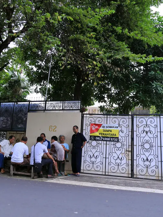 Kebenaran soal kabar yang menyangkut Irwan Yusuf mengunjungi rumah Marshanda telah disaksikan oleh beberapa warga sekitar di jalan Lembang kawasan Menteng, Jakarta Pusat. (Adrian Putra/Bintang.com)