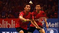 Pasangan Ganda Putra Indonesia, Mohammad Ahsan/Hendra Setiawan, harus mengakui keunggulan pebulutangkis Korea Selatan, Lee Yong Dae/Yoo Yeon Seong (15-21, 17-21) di final Indonesia Open 2014, (22/6/2014). (Liputan6.com/Helmi Fithriansyah)