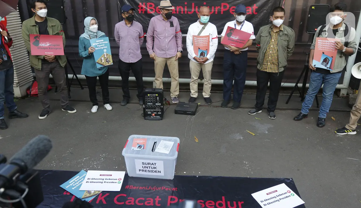 Penyidik KPK nonaktif, Novel Baswedan saat aksi bersama pegiat anti korupsi di depan Gedung ACLC KPK Kuningan, Jakarta, Rabu (15/9/2021). Dalam aksinya mereka meminta Presiden Joko Widodo membatalkan pemecatan 57 pegawai KPK yang tidak lolos TWK. (Liputan6.com/Helmi Fithriansyah)