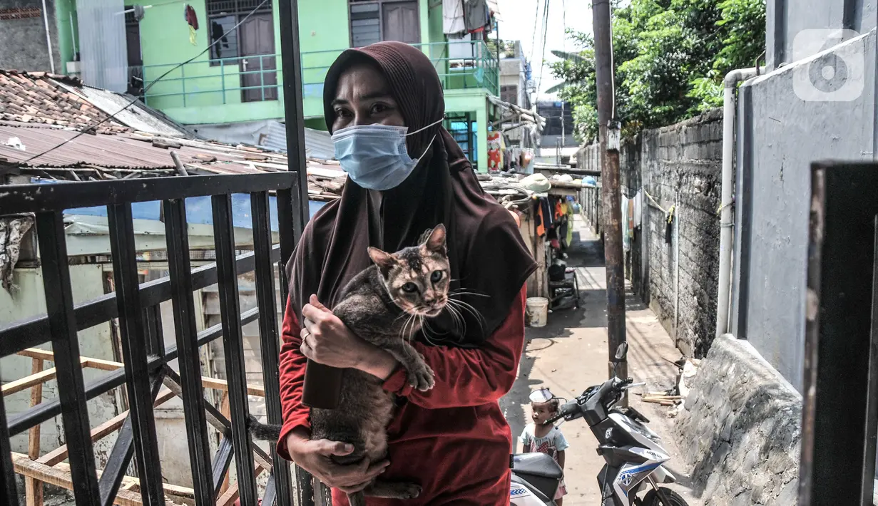 Warga membawa kucing untuk divaksin rabies di Kantor RW 07 Cipinang Muara, Kecamatan Jatinegara, Jakarta, Senin (6/9/2021). Vaksinasi ini digelar secara berkeliling di tiap RW hingga 15 September 2021. (merdeka.com/Iqbal S. Nugroho)