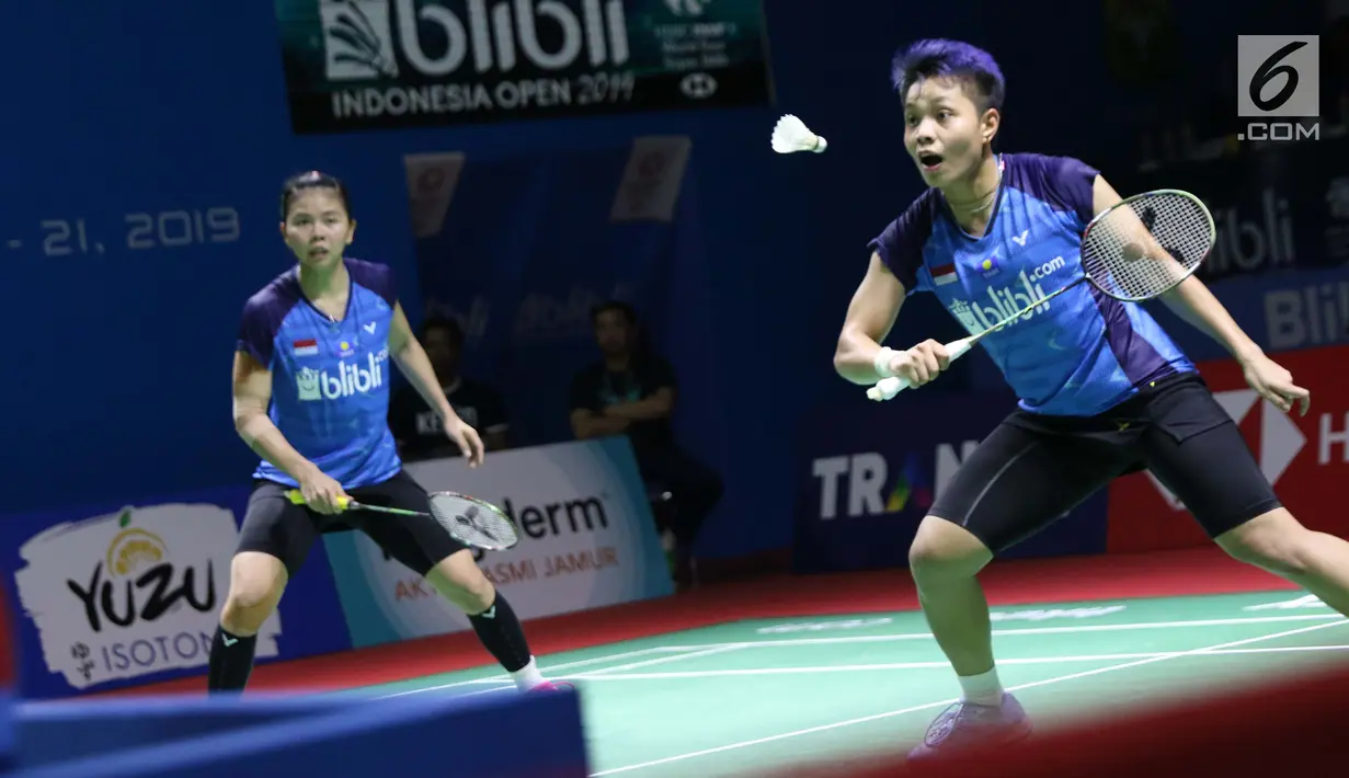 Pebulu tangkis ganda putri Indonesia, Greysia Polii/Apriyani Rahayu mengembalikan kok ke arah Kim So Yeong/Kong Hee Yong (Korsel) di babak 16 besar Indonesia Open 2019 di Istora Senayan, Jakarta, Kamis (18/7/2019). Greysia/Apriyani kalah 20-22, 21-18, 13-21. (Liputan6.com/Helmi Fithriansyah)
