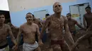 Sejumlah tahanan melakukan terapi dengan melumuri badan dengan tanah liat di penjara Porto Velho, Brasil, (28/8/2015) . Acuda, organisasi lokal untuk pemberdayaan tahanan membuat banyak kegiatan positif untuk para tahanan di penjara. (REUTERS/Nacho Doce) 
