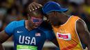 Atlet AS, David Brown (kiri) merayakan medali emas bersama pemandunya, Avery Jerome cabang lari 100m - T11 Final putra di Olympic Stadium, pada ajang Paralimpik Games 2016, Rio de Janeiro, Brasil,(10/9/2016. (AFP/OIS/IOC/Thomas Lovelock for OIS/IOC)