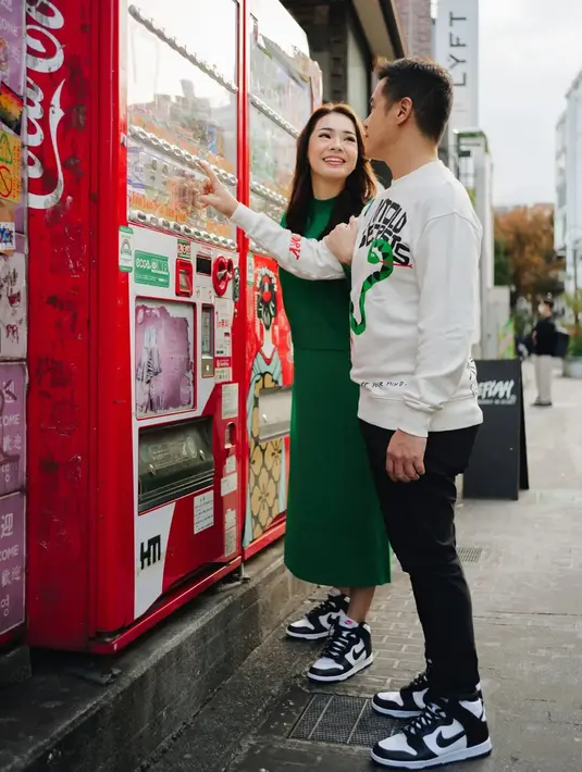 Pemotretan yang dilakukan pasangan selebriti ini selama liburan di Jepang pun membuat banyak netizen merasa iri. Bukan hanya memperlihatkan kemesraan saja, namun keduanya juga tampil kompak dalam busana senada serta sepatu couple. (Liputan6.com/IG/@mayaseptha7)