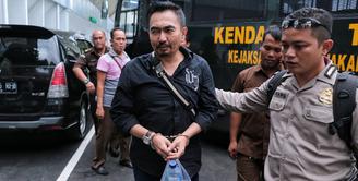 Sidang Gatot Brajamusti terkait dugaan kasus asusila kembali di gelar di Pengadilan Negeri Jakarta Selatan pada Selasa (16/1/2018). Sidang kali ini beragendakan penuturan saksi ahli. (Adrian Putra/Bintang.com)
