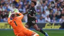 Kiper Brighton, Bart Verbruggen, berusaha menghalau bola saat melawan Manchester City di Amex Stadium dalam laga Premier League, Minggu (31/8/2025) malam WIB. (AP Photo/Ian Walton)