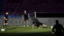 Para pemain CSKA Moscow saat mengikuti sesi latihan jelang laga Liga Champions di Stadion Luz, Lisbon, Senin (11/9/2017). CSKA Moscow akan berhadapan dengan Benfica. (AFP/Patricia De Melo Moreira)