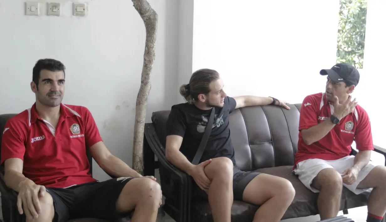 Striker asing Madura United asal Spanyol, Pablo Aracil, mengaku menikmati suasana kebersamaan yang tercipta di dalam internal Laskar Sape Kerap. (Bola.com/Vitalis Yogi Trisna)