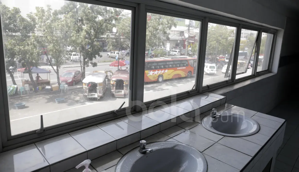 Restroom Rizal Memorial Stadium dengan pemandangan jalanan kota Manila. (Bola.com/Nicklas Hanoatubun)