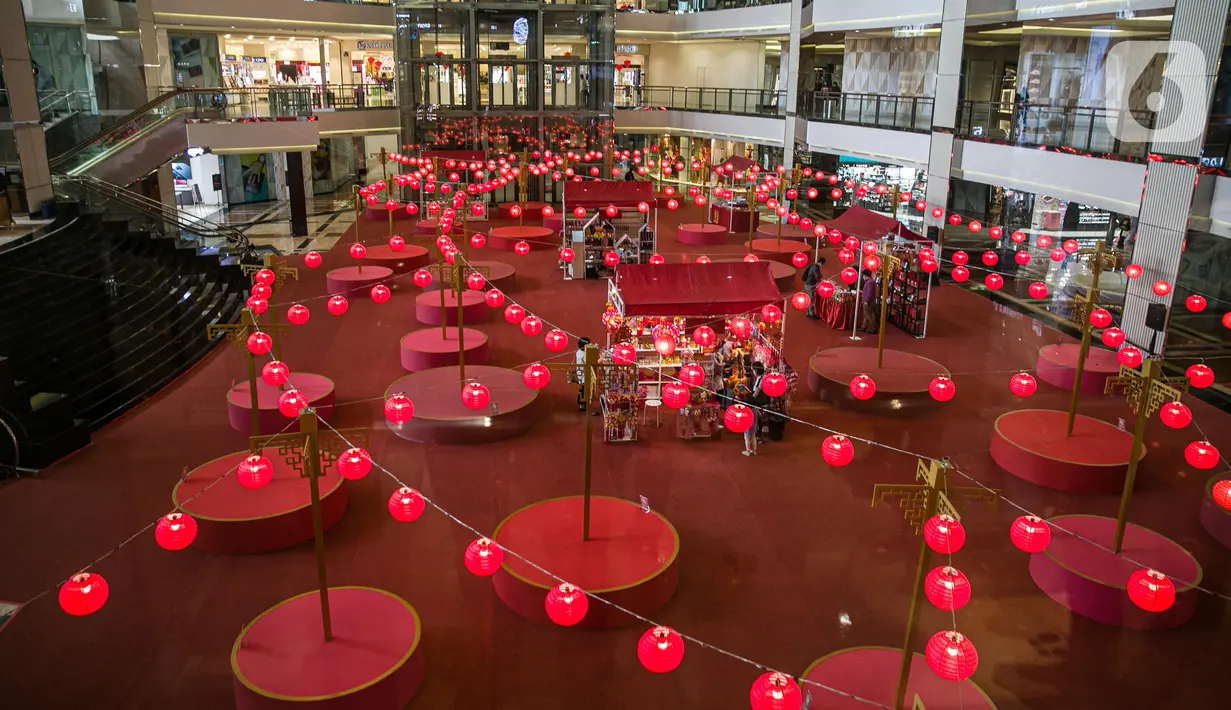 Berbagai hiasan berwarna merah hingga lampion menghiasi Mall Taman Anggrek, Jakarta, Kamis (28/1/2021). Hiasan tersebut dalam rangka memeriahkan perayaan Tahun Baru Imlek 2572 atau Tahun Kerbau Logam. (Liputan6.com/Faizal Fanani)