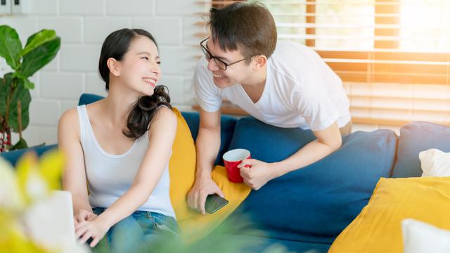 perempuan dan pasangan kopi