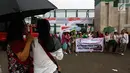 Sejumlah ibu dari Perempuan Peduli Indonesia membentangkan spanduk dalam aksi mendukung pengesahan Perppu Ormas di depan Gedung DPR, Jakarta, Kamis (27/7). Mereka mendesak pemerintah untuk merealisasikan Perppu No 2 Tahun 2017. (Liputan6.com/Johan Tallo)
