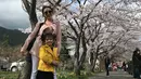 Ayu Ting Ting juga memamerkan kebersamaannya dengan dengan sang buah hati, Bilqis. Mereka tampil berpose dengan latar belakang pemandangan bunga sakura. (Foto: instagram.com/ayutingting92)