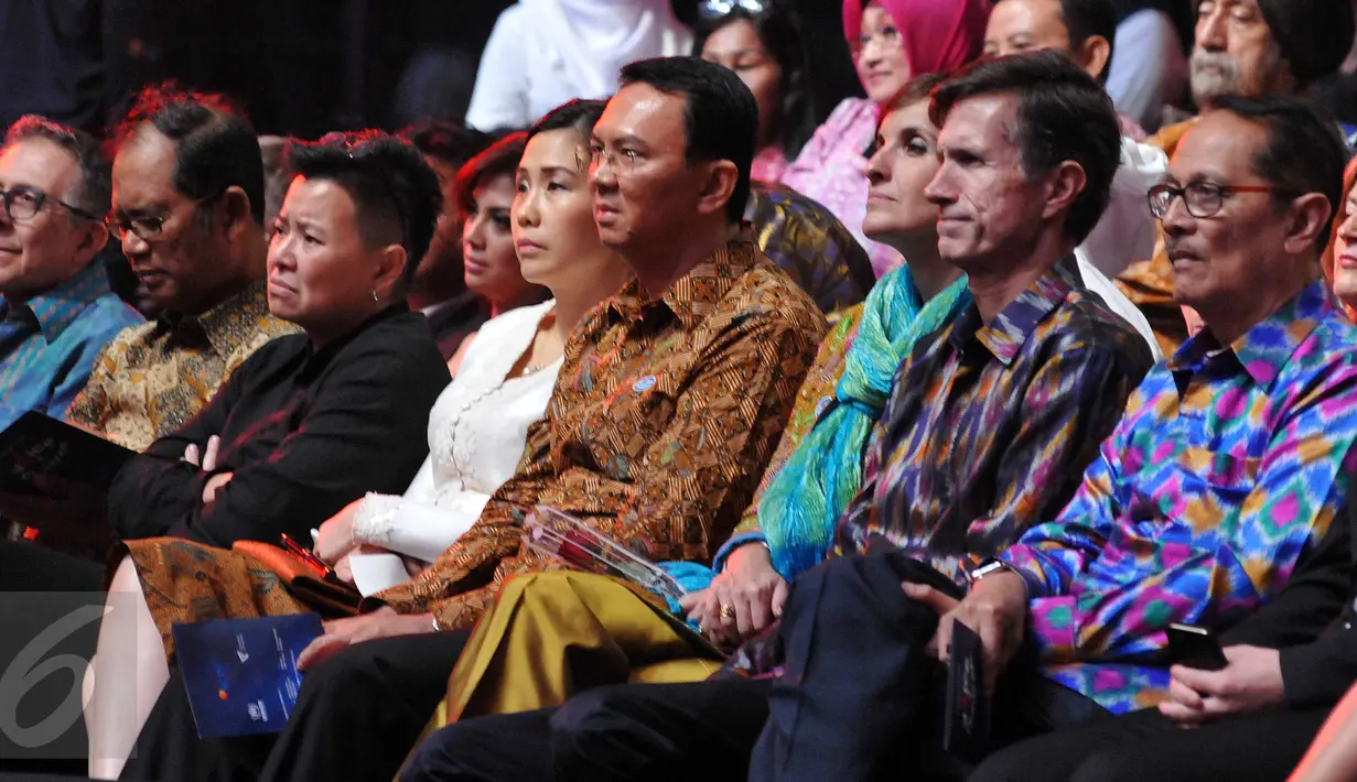 Gubernur DKI Jakarta, Basuki Tjahaja Purnama (keempat kanan) saat menghadiri konser amal "Voice Of Indonesia", Jakarta, Sabtu (17/10/2015). Konser tersebut sebagai aksi peduli kepada masa depan anak Indonesia. (Liputan6.com/Helmi Afandi)