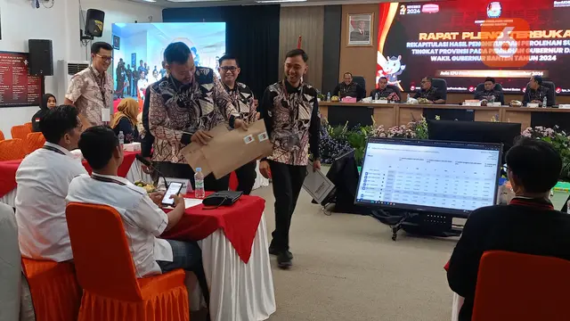 KPU Kabupaten Serang Tunjukkan Dokumen Rekapitulasi ke Saksi. (Sabtu, 07/12/2024). (Yandhi Deslatama/Liputan6.com).