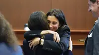 Pengacara Joelle Rich memeluk pengacara Camille Vasquez di akhir persidangan harian di Fairfax County Circuit Courthouse di Fairfax, Virginia, 16 Mei 2022. (STEVE HELBER / POOL / AFP)