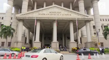 Kasus korupsi yang menimpa Najib Razak, mantan Perdana Menteri Malaysia sudah memasuki meja pengadilan. Sang istri pun turut hadir dalam pengadilan tersebut.