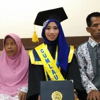 Seorang gadis lahir dari kedua orangtua yang tak bisa melihat. Namun, dia tak pernah mengeluh dan justru bersemangat untuk meraih cita-cita. | Sumber Foto: Tribun Jogja/Ikrar Gilang