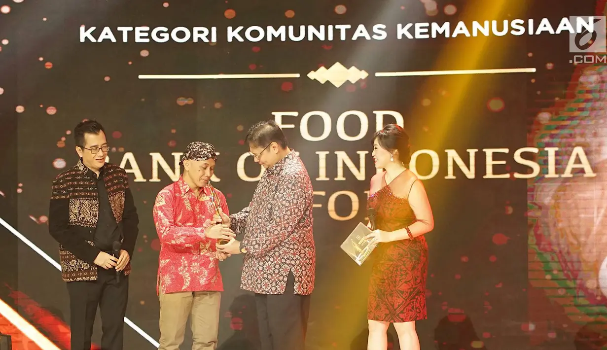 Founder Food Bank of Indonesia Hendro Utomo saat menerima penghargaan kategori Komunitas Kemanusiaan dari Ketua Partai Golkar, Airlangga Hartarto dalam ajang Liputan6 Awards di Jakarta, Sabtu (25/5/2019). (Liputan6.com/Immanuel Antonius)