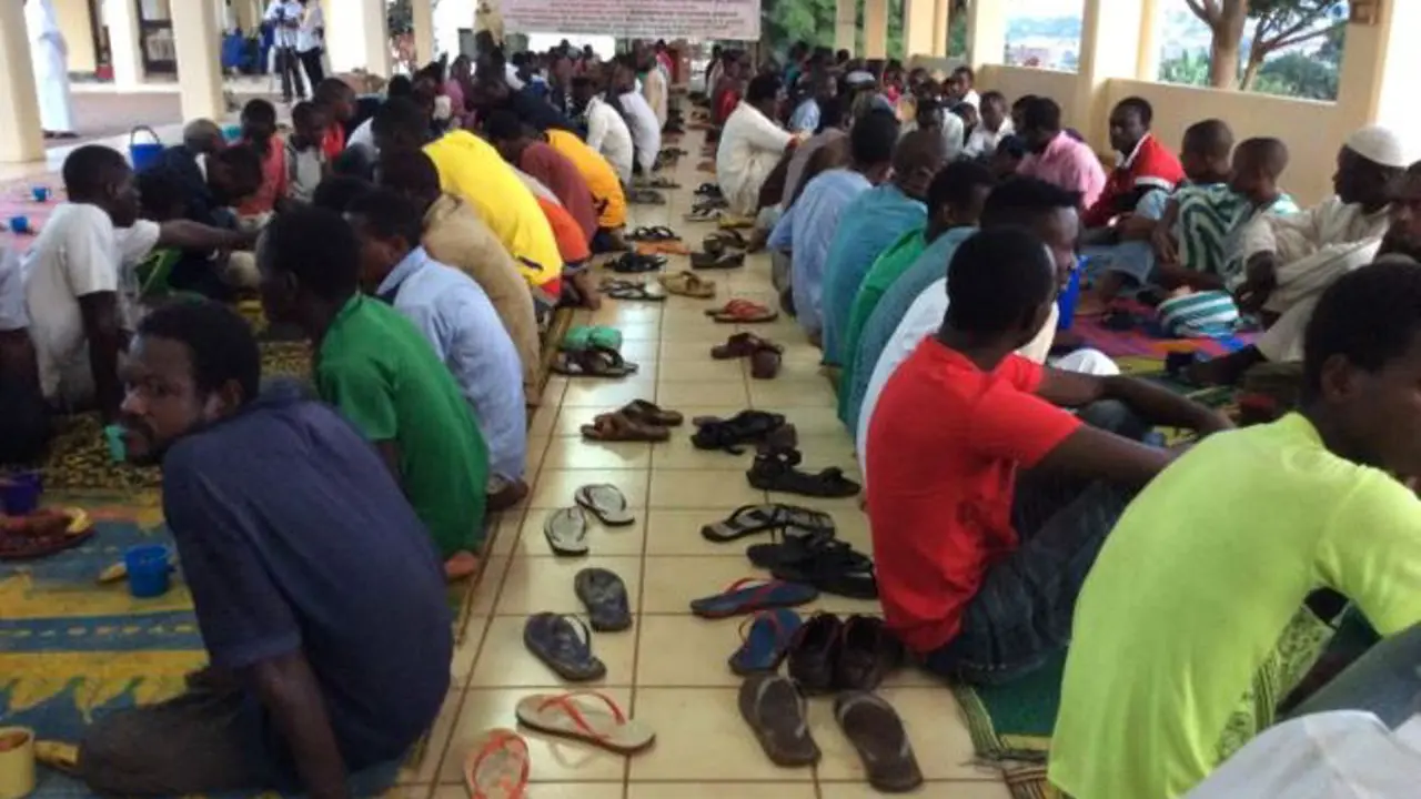 Buka puasa Ramadan di Kamerun. (VOA News/Moki Edwin Kindzeka)