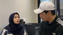 Ifan juga tampak excited mendengar cerita Rania tentang keseruan umrah pertamanya. Setelah menikmati kebersamaan di kafe, Ifan langsung mengantar Rania ke bandara. Sebagai ayah, Ifan selalu berusaha mendampingi Rania dalam setiap fase hidupnya. (Liputan6.com/IG/@ifanseventeen)