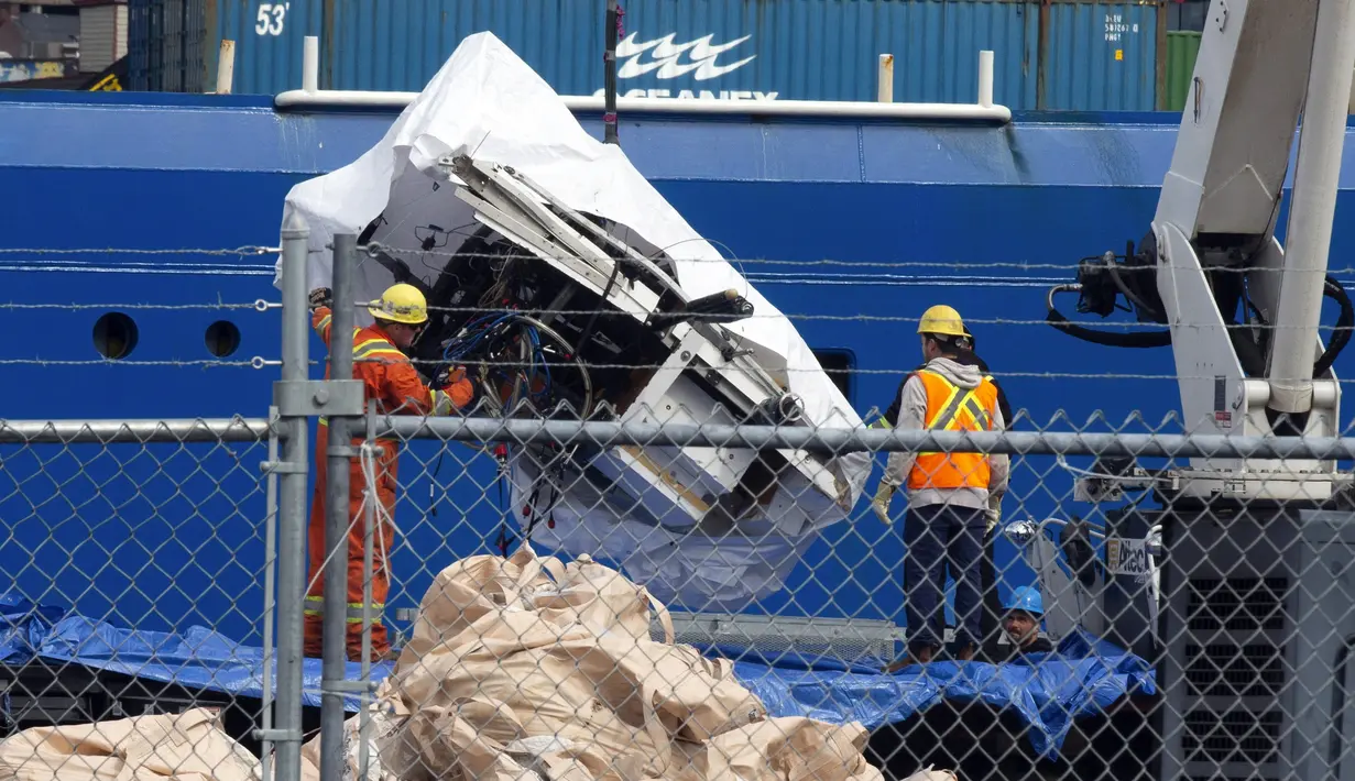 Bukti-bukti yang ditemukan dari dasar laut untuk penyelidikan yang dipimpin oleh AS atas ledakan tersebut akan diangkut ke pelabuhan AS untuk dianalisis dan diuji, kata Penjaga Pantai. (Paul Daly/The Canadian Press via AP)