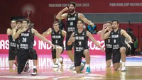 Timnas Basket Selandia Baru melakukan tarian tradisional Haka sebelum laga perebutan juara ketiga FIBA Asia Cup 2022 melawan Timnas Basket Yordania di Istora Senayan, Jakarta, Minggu (24/07/2022). (Bola.com/Bagaskara Lazuardi)